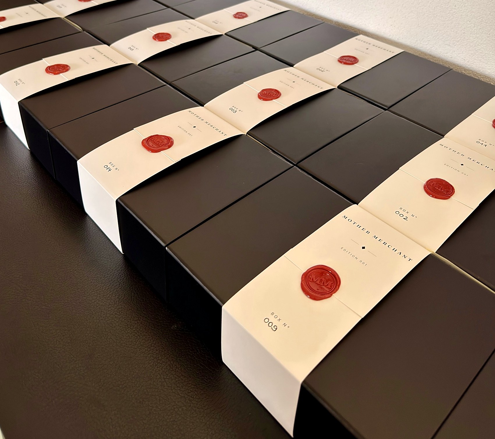 Versiegelte Boxen, von Hand nummeriert
